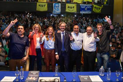 Santiago Cafiero junto a Juan Manzar en Tucumán durante la presentación del Plan de Formación y Capacitación 2022