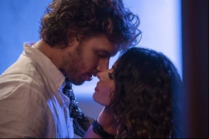 Sarah Shahi y Adam Demos, los actores de la serie de Netflix Sexo/Vida, protagonizaron una apasionada historia de amor fuera de la pantalla