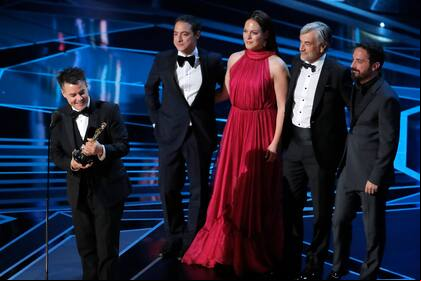 Sebastián Lelio agradece su Oscar a la mejor película extranjera, el segundo que el país vecino recibe en su historia, tras imponerse en la categoría mejor corto animado en 2016; mañana será recibido junto a su protagonista, la actriz transgénero Daniela Vega, en el Palacio de la Moneda