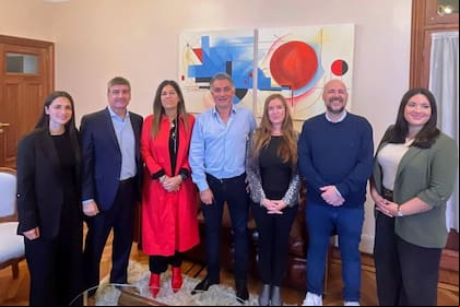 Sebastián Pareja y el diputado libertario Alejandro Carrancio, con los legisladores bullrichistas que se afiliaron a La Libertad Avanza: Florencia Retamoso, Fernando Compagnoni, Sofía Pomponio, Abigail Gómez y Oriana Colagnutti