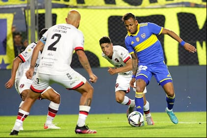 Sebastián Villa, quien hoy volverá a la titularidad, maniobra ante defensores rivales durante el último Boca-Patronato; la Suprecopa Argentina se juega en Santiago del Estero