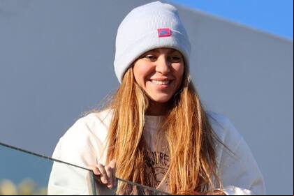 Shakira posteó en sus redes situaciones divertidas y fue sorprendida por fotógrafos poco después de que Piqué publicara una imagen junto a su novia, Clara Chía Martí