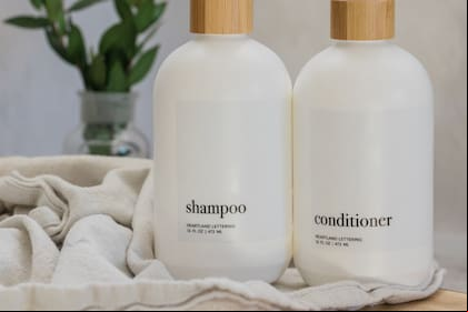 Shampoo, acondicionador y jabón en botellas pequeñas desaparecerán de baños hoteleros en Illinois como parte de una iniciativa ecológica estatal