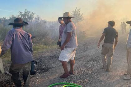 Son decenas de peones, ganaderos y voluntarios que se suman para contener un fuego sin control