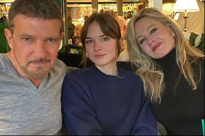 Stella, la hija de Antonio Banderas y Melanie Griffith, contó que se va a casar a través de una foto