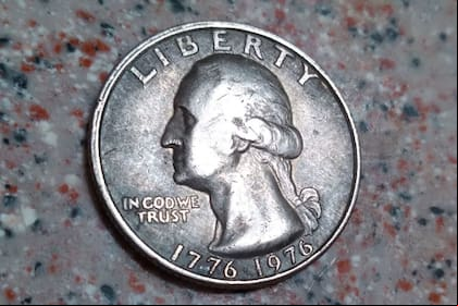 Su característica más distintiva es un anverso con un error de acuñación donde la moneda recibe un golpe adicional por el troquel, creando una imagen duplicada y desalineada (Imagen eBay)