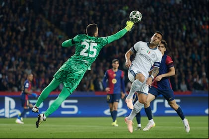 Szczesny corta un centro ante Lautaro Martínez en la semifinal de ida, que finalizó 3-3