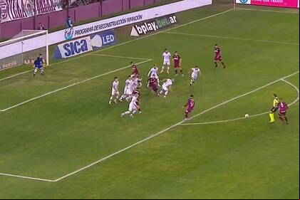 Tiro libre para Lanús. Vigliano se interpone entre Sand y la pelota