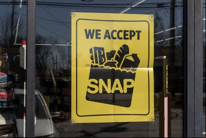 Todos los meses, los participantes de SNAP reciben dinero en sus tarjetas de Transferencia Electrónica de Beneficios (EBT) y pueden utilizaron en las tiendas autorizadas