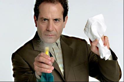 Tony Shalhoub como Monk, el complicado y divertido personaje central de la serie que se emitió entre 2002 y 2009