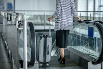 Trabaja en una aerolínea y revela el truco para que tu valija salga primera en la cinta de equipaje
