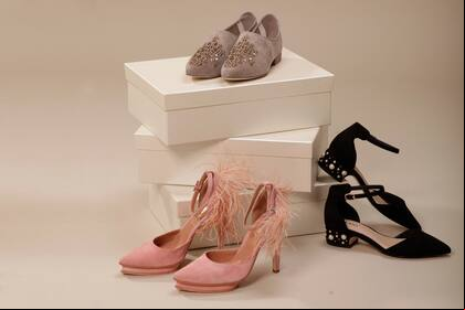 Transparencias, calados, plumas y grabados convierten los zapatos en un objeto de deseo.