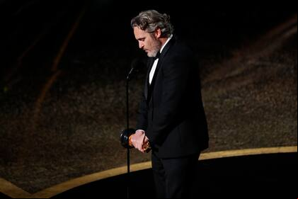 Tras ganar el Oscar a mejor actor, Joaquin Phoenix dio un fuerte discurso que terminó en lágrimas, cuando citó a su fallecido hermano River