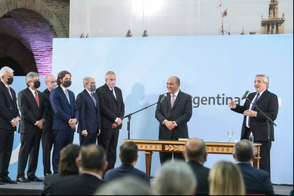 Tras las PASO, asumieron nuevos en el Gabinete; el Gobierno recurrió a la política del cambio de nombres; pero no hay evidencia del efecto sanador de esa política