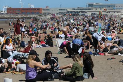 turistas en playas de Mar del Plata