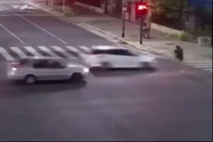 Un automóvil embistió a una ciclista sin casco que cruzó un semáforo en rojo en Madero y Corrientes