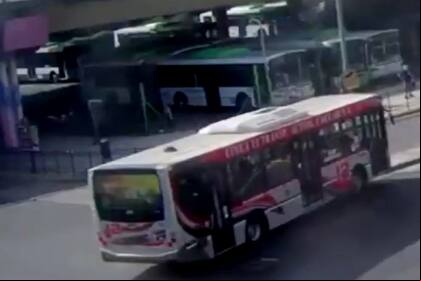 Un chofer de la línea 12 chocó contra un semáforo en Constitución, lo derribó y se dio a la fuga