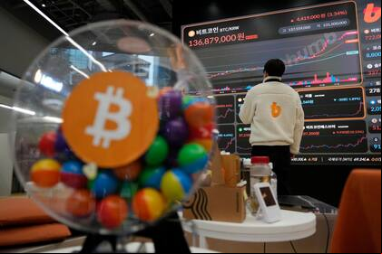 Un empleado observa un cartel electrónico con los precios del bitcoin y otras criptomonedas en la sala de descanso del mercado de criptomonedas de Bithumb en Seúl, Corea del Sur, el jueves 21 de noviembre de 2024. (AP Foto/Ahn Young-joon)