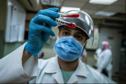 Un equipo de investigadores de la Universidad de Florida logró aislar el virus vivo en aerosoles recogidos a una distancia de entre dos y cinco metros de pacientes hospitalizados con coronavirus