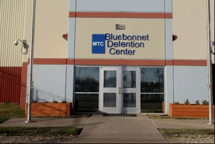 Un grupo de migrantes pude ayuda desde un centro de detención en Texas