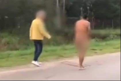 Un grupo de vecinos del partido de Berazategui redujeron a un delincuente que había robado una vivienda, lo desnudaron e hicieron caminar por una ruta
