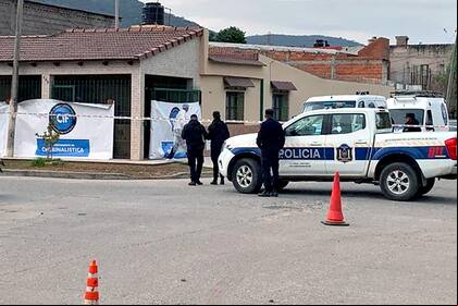 Un hombre atropelló y mató a su esposa cuando sacaba la camioneta del garage en Salta