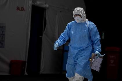 Un paramédico camina afuera del área de emergencias del hospital Quito Sur del Instituto Ecuatoriano de Seguridad Social