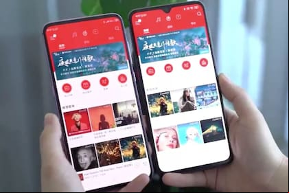 Un prototipo de Xiaomi muestra cómo la cámara frontal queda completamente oculta por la pantalla; a su lado, un Xiaomi Mi 9 convencional