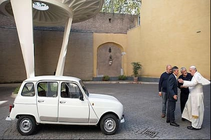 Un sacerdote italiano le regaló al papa Francisco en 2013 su Renault 4