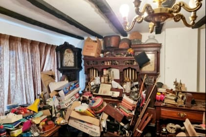 Un tesoro de antigüedades fue encontrado escondido entre una montaña de basura en la casa de una persona acumuladora