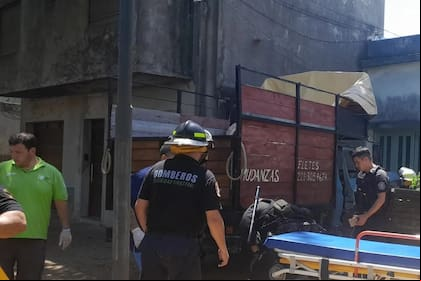 Un vehículo tipo flete se incrustó en el garaje de una casa en La Plata.