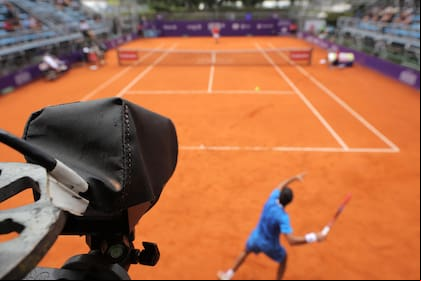 Una acción del Argentina Open en Buenos Aires, el primer ATP sobre polvo de ladrillo en utilizar el sistema Electronic Line Calling Live, que quitó a los jueces de línea de los courts