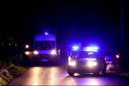 Una ambulancia sale del lugar de un tiroteo masivo en Malo Orasje, cerca de la ciudad de Mladenovac, Serbia, el jueves por la noche