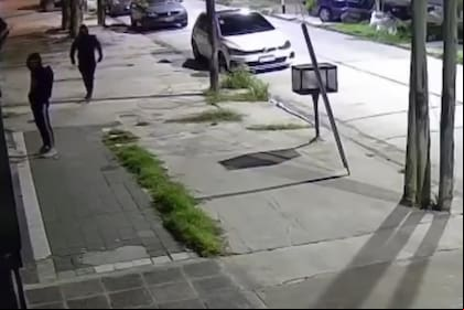Una cámara de seguridad registró el momento en que la banda ingresaba en la casa del jubilado