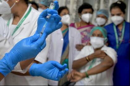 Una enfermera se prepara para istrar una vacuna contra el Covid-19 a los trabajadores de la salud en el hospital general KC en Bangalore