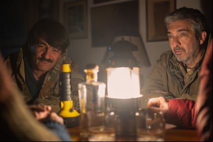 Una escena de El Eternauta donde la música aporta y acompaña: las reuniones de truco, con canciones del rock nacional