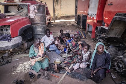 Una familia sudanesa que debió huir de su hogar por los combates en ese país