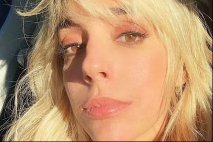 Una mujer rubia