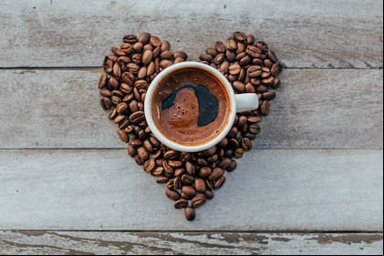 Una mujer le pidió el divorcio a su marido porque ChatGPT le dijo que él la engañaba luego de analizar una foto de la borra del café