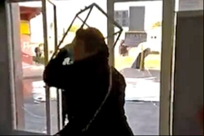Una mujer no pudo completar un trámite y destruyó el Registro Civil de González Catán
