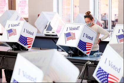 Una mujer vota en Charleston, Carolina del Sur