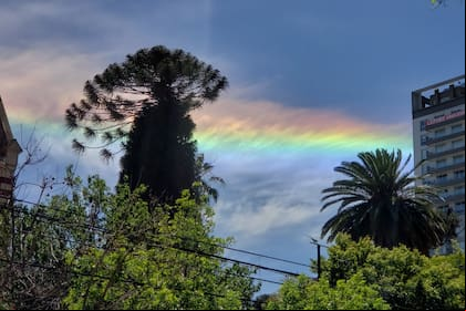 Una nube iridiscente apareció en el cielo de la Ciudad de Buenos Aires y el conurbano (Foto: Twitter/ @Chgaravaglia)