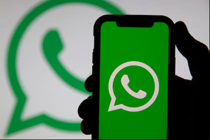 Una nueva modalidad de estafa en WhatsApp aprovecha que el mensajero puede usarse en más de un lugar a la vez; con un código QR logran activar una sesión en simultáneo a la nuestra para poder usarla sin despertar sospechas