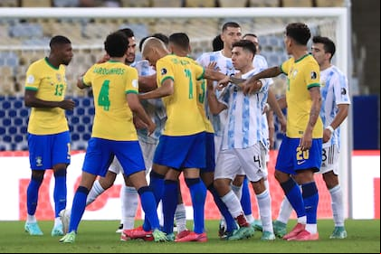 Una postal del Maracaná en la final de la Copa América 2021: Gonzalo Montiel de Argentina reacciona contra Neymar Jr. de Brasil. El martes volverían a verse pero frente a un escenario diferente