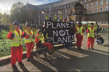Una protestas de ambientalistas contra la contaminación proveniente de la aviación en la ciudad de Bristol, Reino Unido