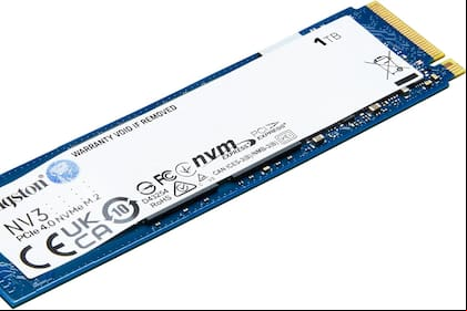 Una unidad de almacenamiento Kingston NV3; se conecta al puerto M.2 de la PC o la PS5