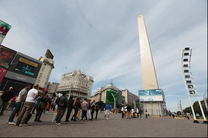 Unas 400 personas participan de las primeras visitas al mirador del Obelisco