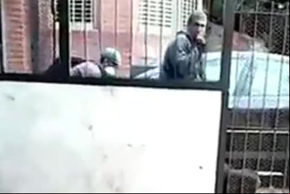 Uno de los delincuentes le pidió silencio al vecino que los filmó