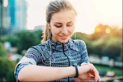 Uno de los hábitos más recomendados por los expertos es realizar una caminata al aire libre.