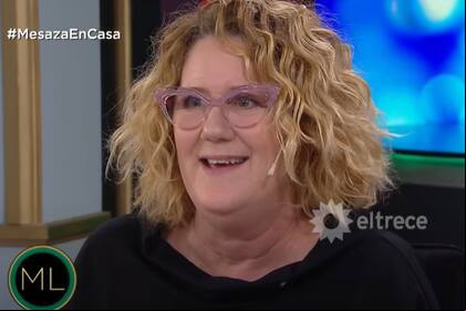 Verónica Llinás tuvo que pedir ayuda para degustar uno de los platos servidos en la mesaza de Juana Viale